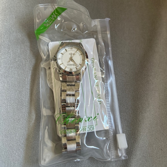 Women's Luxury Stainless Steel Quartz Watch - Picture 2 of 2